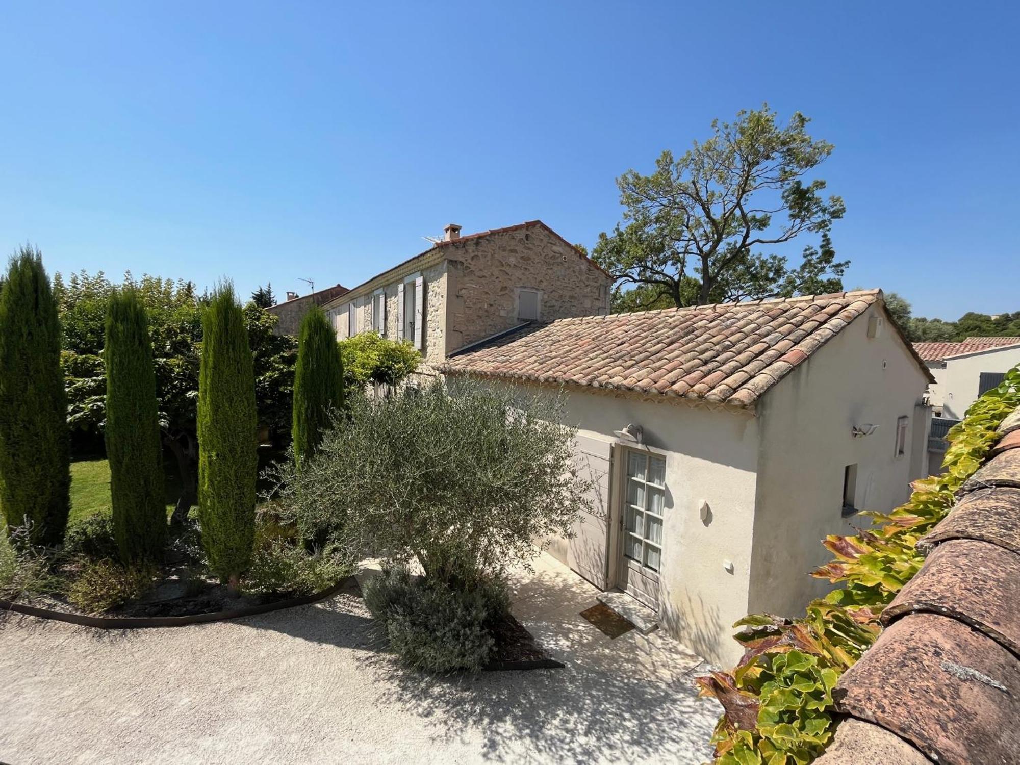 Le Mas Du Chemin : Mas Typique Des Alpilles Paradou Luaran gambar