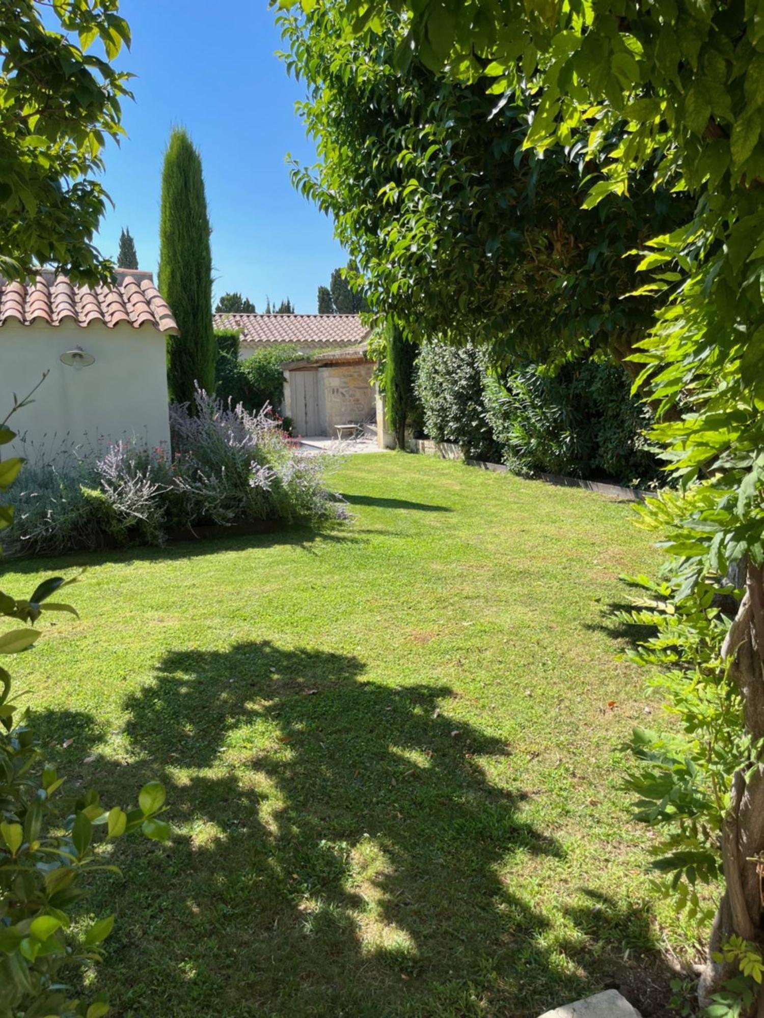 Le Mas Du Chemin : Mas Typique Des Alpilles Paradou Luaran gambar